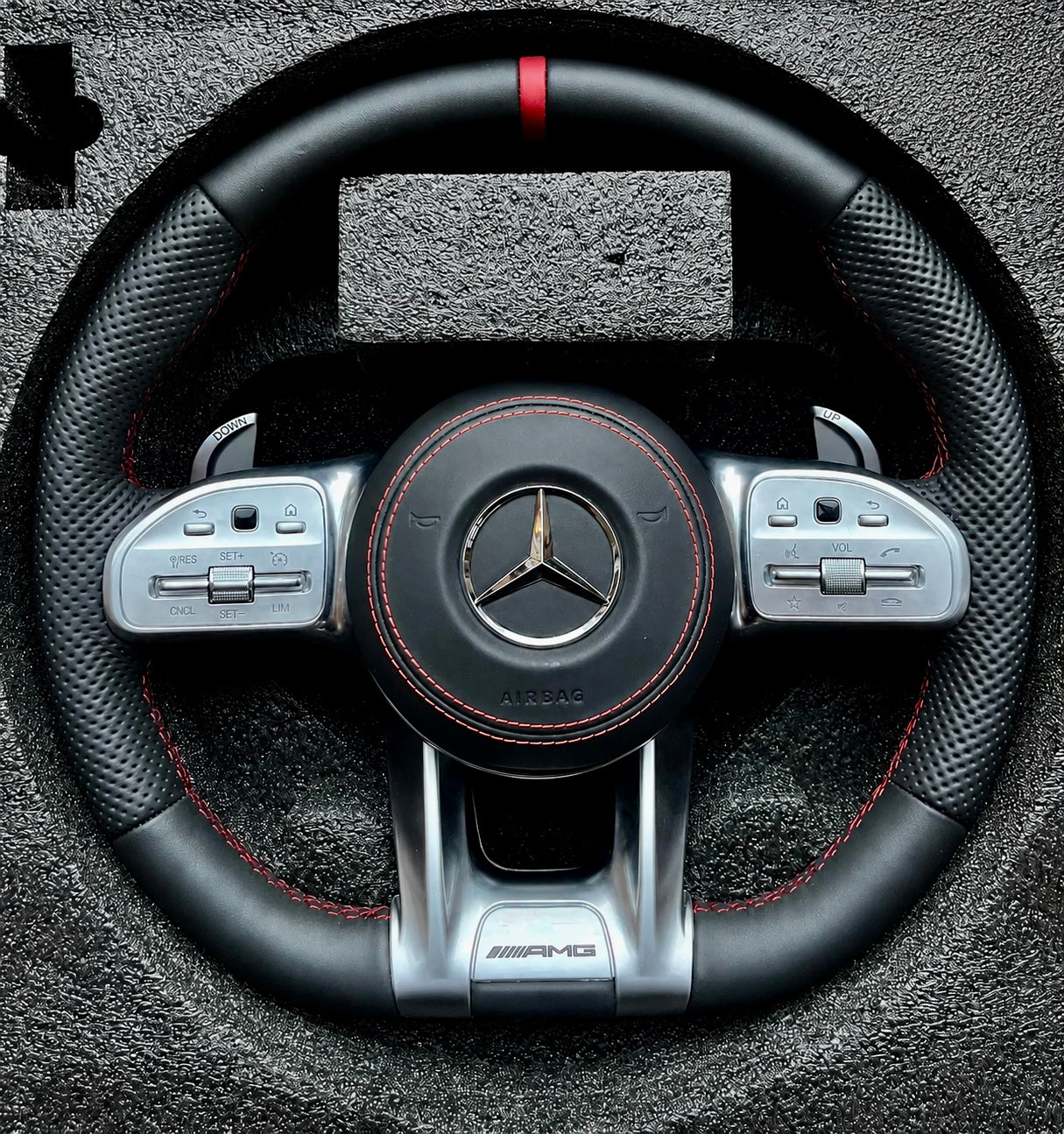 VOLANT - AMG MERCEDES AVEC SURPIQÛRES ROUGES – CLASSE A, CLA, GLA, C, GLC, GLE & E (2013-2022)
